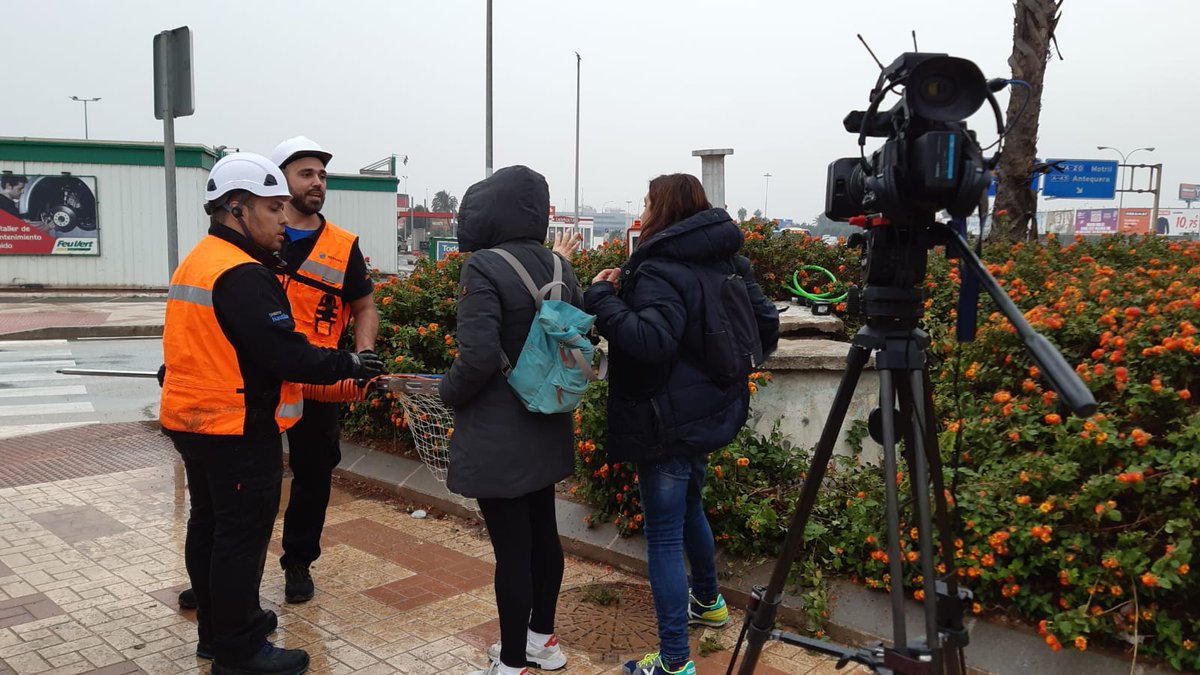 EMASAMalaga's tweet photo. 🎥Esta mañana hemos participado en la grabación de una pieza para uno de los reportajes de @annagrimau y @reportve 🙌

Con nosotros ha estado también #Aganova 💧

#EMASAMálaga https://t.co/cMiyXnptXH