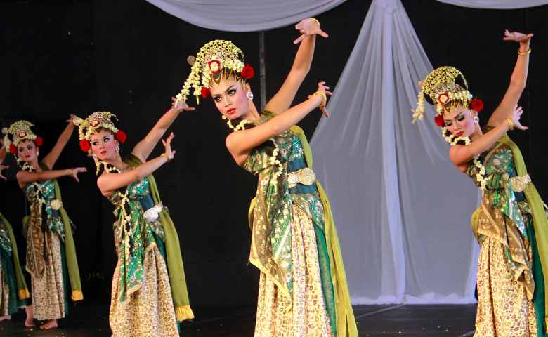 Dimassw99's tweet photo. 4) Jaipong merupakan tarian dari Karawang yang muncul di era yang relatif lebih modern. Tepatnya, Jaipong muncul pada tahun 1976. Tarian yang gerakannya menggabungkan unsur silat, wayang golek dan ketuk tilu ini diciptakan oleh seniman Jawa Barat, H. Suanda dan Gugum Gumbira. https://t.co/0OhVWaPqKG