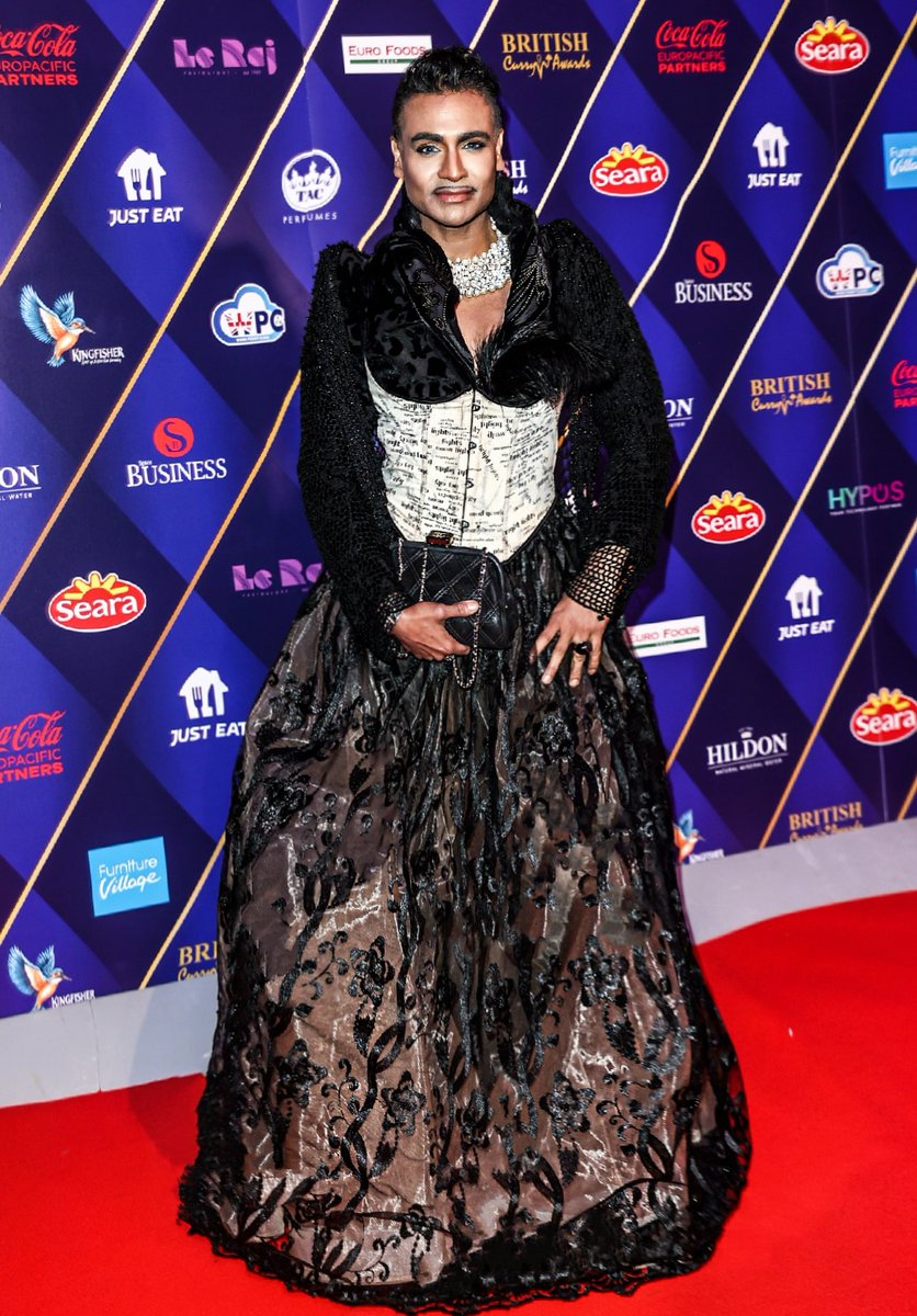 Curry Oscars | Style Inspo

Wonderful night at the British <a href="/CurryAward/">British Curry Awards</a> being my authentic fab self. Wearing a creation designed/ created by me, taking inspo from <a href="/DowntonAbbey/">Downton Abbey</a> <a href="/bridgerton/">Bridgerton</a> 

Image Credit <a href="/BrettCove/">Brett Cove</a>

#mrfabulousofficial #curryoscars
#BritishCurryAwards #styleinspo