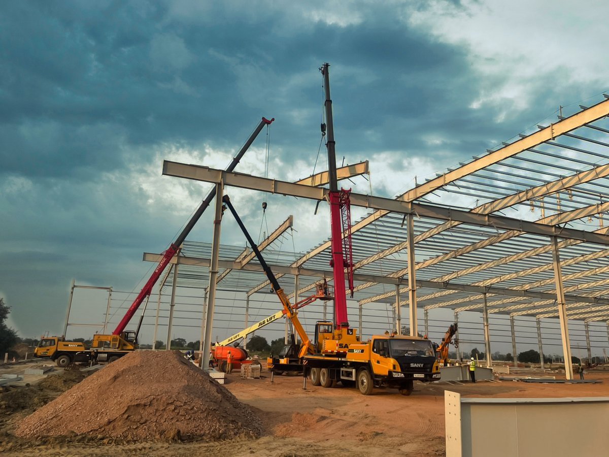 EPACKPrefab's tweet photo. More than 2.5 lakh sqft. of Pre-Engineered #Warehouse Building construction for India's leading #logistics company is underway at Palwal, Haryana, by EPACK PREFAB.
#epackprefab #warehouse #preengineeredsteelbuilding #preengineeredbuilding #manufacturer #steelbuilding https://t.co/B76NytOcrQ