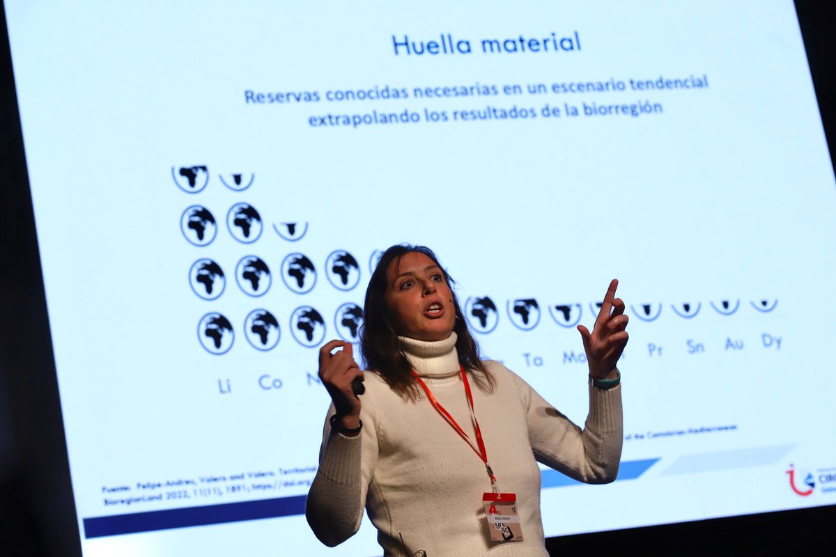 "En un planeta finito no caben deseos infinitos. Tendremos que reducir el consumo a las buenas o a las malas. Los límites del planeta nos van a poner en nuestro sitio", ha concluido Alicia Valero

#transicionenergetica #crisisclimatica #4CTES