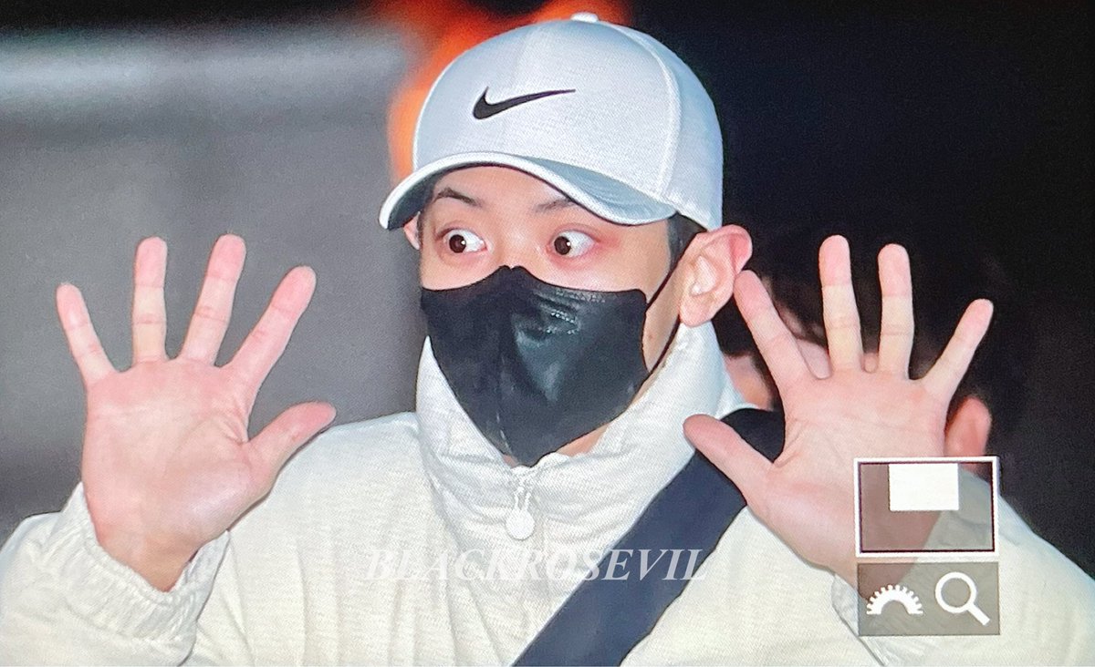 BLACKROSEVIL61's tweet photo. 221201 찬파퇴근 #찬열 #CHANYEOL 🤗🫶🏻 사랑해💚🤍 https://t.co/pVNgoqbJPF