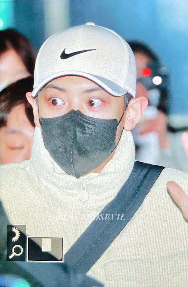 BLACKROSEVIL61's tweet photo. 221201 찬파퇴근 #찬열 #CHANYEOL 🤗🫶🏻 사랑해💚🤍 https://t.co/pVNgoqbJPF