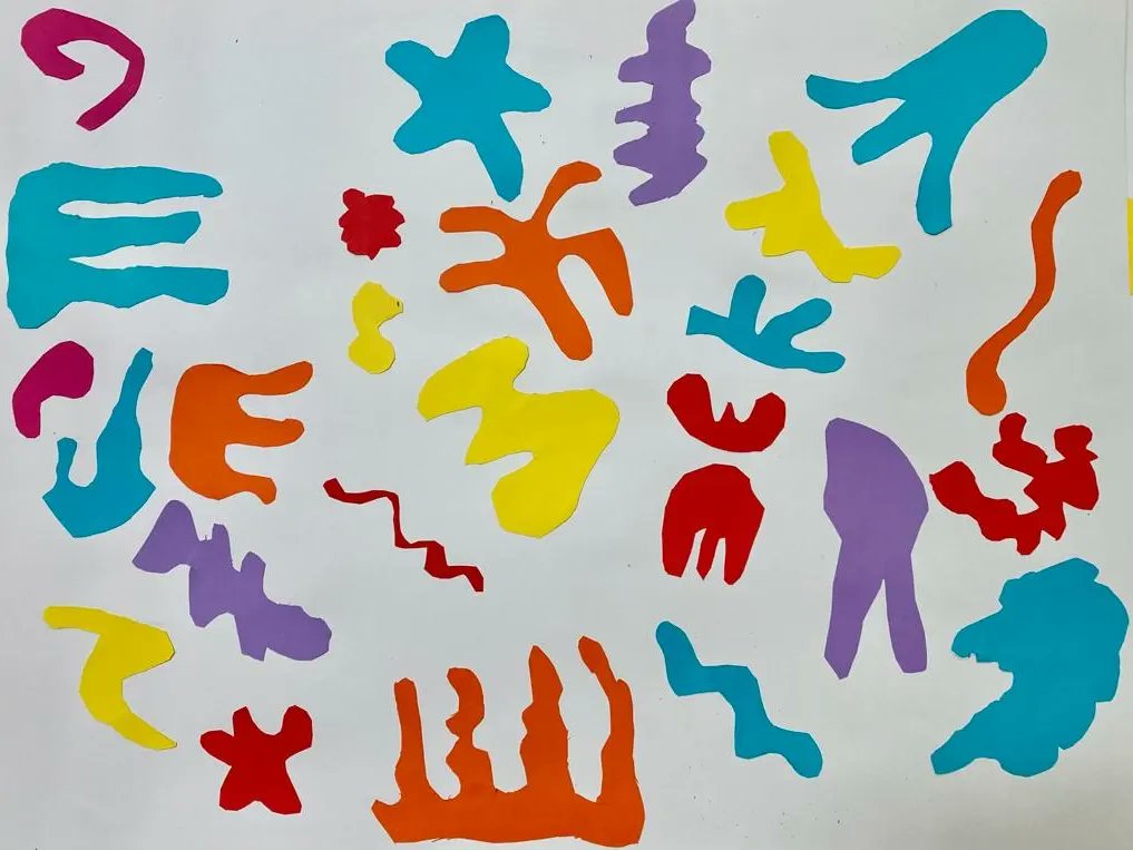 🎨✂️ Nuestros artistas están de vuelta. Desde 3º de primaria en Arts le han dado duro a la tijera. Han jugado con las formas y los tipos de líneas para hacer nuestro fondo marino inspirado en el gran Matisse. Este es el resultado ✂️🎨
#colegiosanramonysanantonio 
#SomosSanra