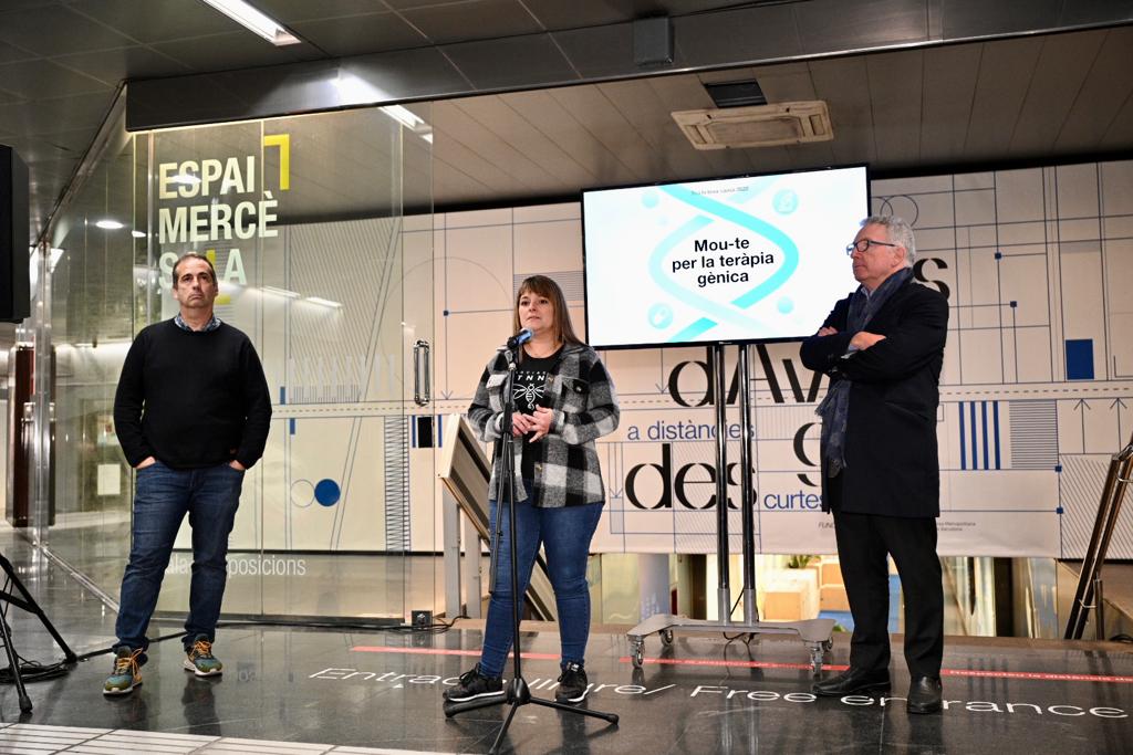 🧬El conseller delegat de #TMBarcelona, Gerardo Lertxundi ha presentat avui l'exposició divulgativa “Mou-te per la teràpia gènica” situada al passadís d'intercanvi de Diagonal #metrobcn 
👉 Forma part de l'acció solidària “Tria la teva causa”, escollida per la plantilla de TMB