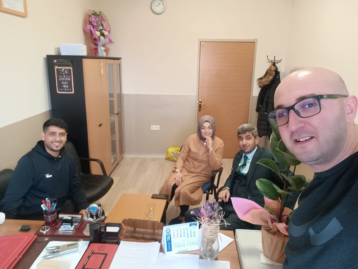 Bugün güzel yürekli ve de kendimize kardeş seçtiğimiz Demet hocamızın sofrasına misafir olduk.ikramına,saygına ve de evsahipliğine teşekkür ediyorum