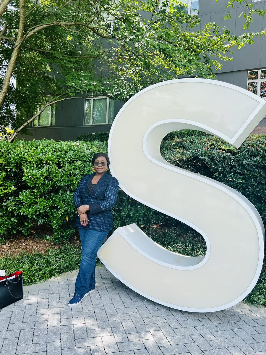 –  » LA SEULE PERSONNE A DEPASSER
EST CELLE QUE TU ETAIS HIER pour devenir encore meilleure et plus forte! » –

#JeudiMotivation 
#sarana
#blackwomangn