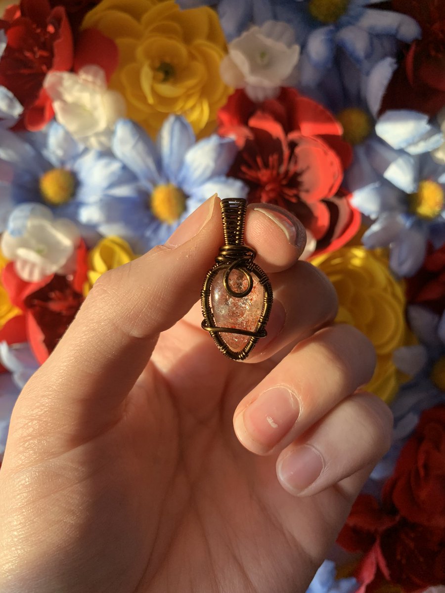 _artbysam_'s tweet photo. lil sunstone pendant✨ https://t.co/NRW5fcDMVX