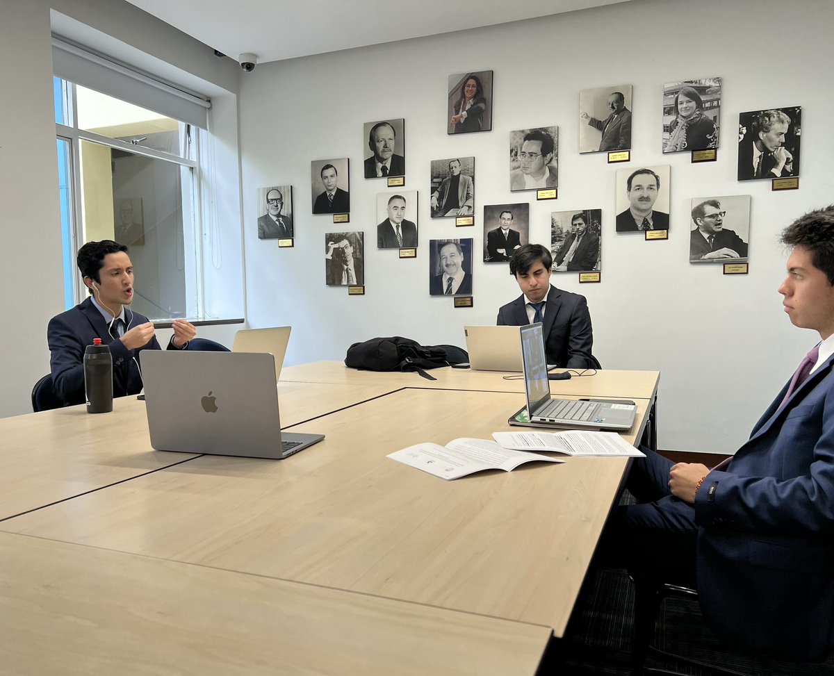 josefsandoval12's tweet photo. Santiago Pulido, Mateo Melo y Felipe Díaz. 

Este es el equipo de @UniandesDerecho que ayer fue subcampeón en el Moot Court 2022 del @TJCA_oficial @ASIPI_ @INTA 

¡Estamos orgullosos de ustedes! https://t.co/zwEgHTKa2C
