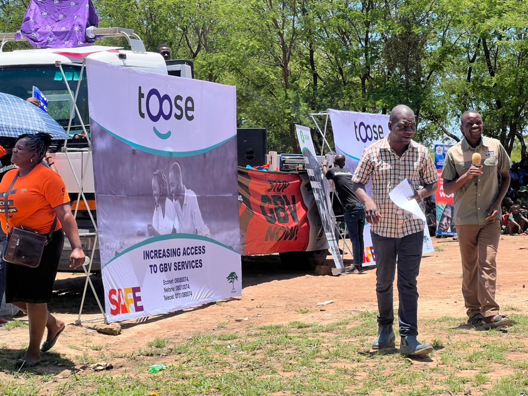 MUSASAZIM's tweet photo. #Today The stage is set! #16DaysOfActivismAgainstGBV Commemorations in #Mwenezi. Raising awareness is critical to end #GBV. Knowledge is power! Communities can decide to STOP GBV together ( Toose semhuri) supported @OxfaminZim #SafeCommunities #Ecorys @UKinZimbabwe https://t.co/HZ4gWmabTG