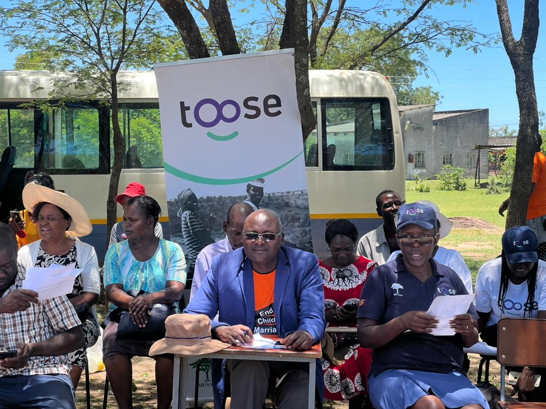 MUSASAZIM's tweet photo. #Today The stage is set! #16DaysOfActivismAgainstGBV Commemorations in #Mwenezi. Raising awareness is critical to end #GBV. Knowledge is power! Communities can decide to STOP GBV together ( Toose semhuri) supported @OxfaminZim #SafeCommunities #Ecorys @UKinZimbabwe https://t.co/HZ4gWmabTG