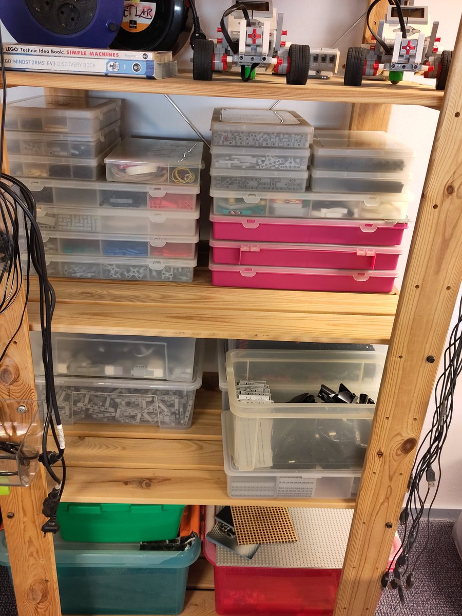 MiljaKruijt's tweet photo. Opruimen bij @HETLABROTTERDAM van Lego tafel naar Lego kast #vrijwilligers #maketheworldgoround https://t.co/onZflghi2R