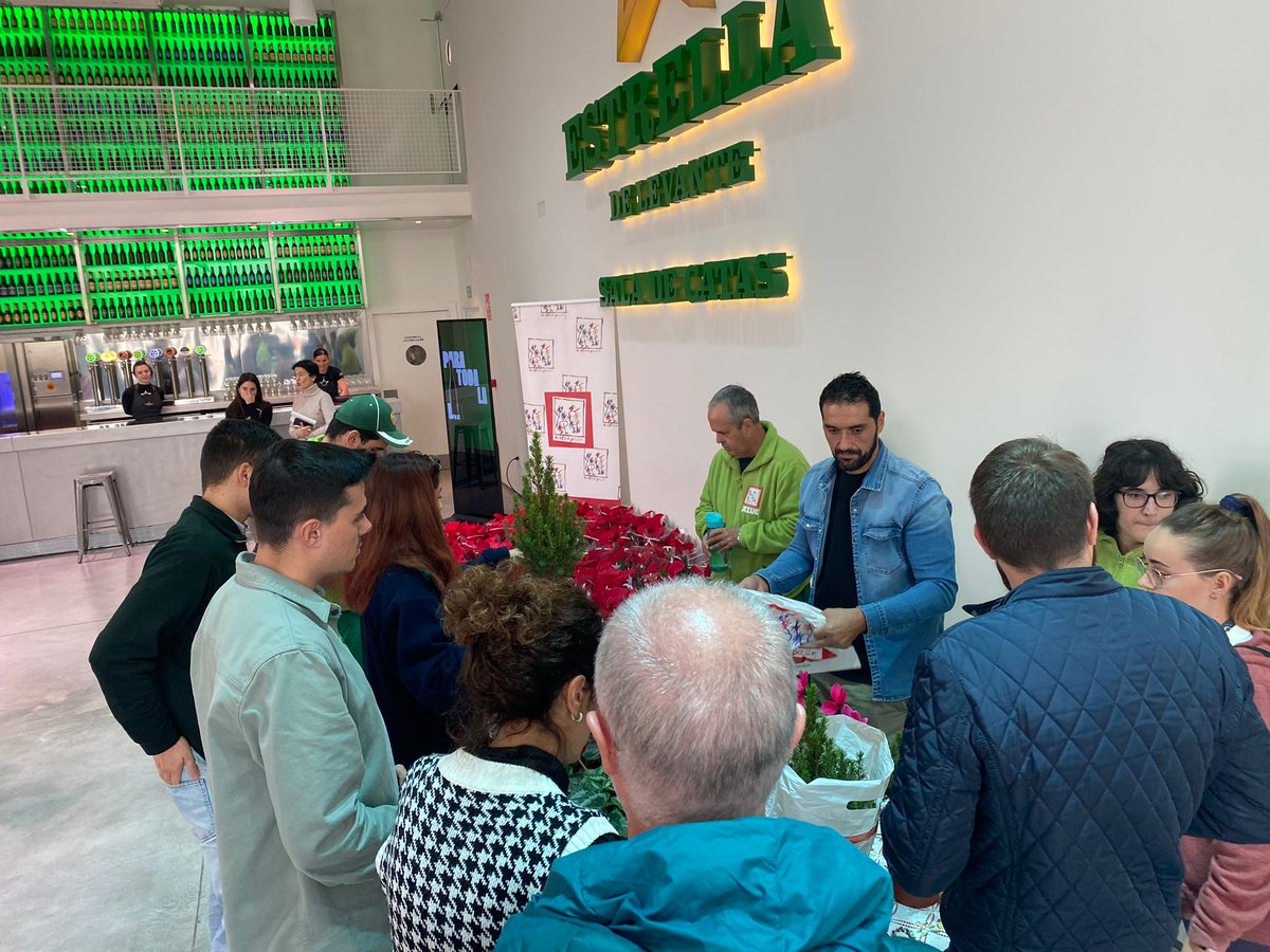 estrellalevante's tweet photo. Os esperamos en el #MercadilloSolidario de #Navidad en nuestra #SaladeCatas ⭐💚🍻 Hasta las 14:30h
Gracias a @Astrapace #FEYCSA @FundacionRonald y @FJAbandonado ✨
#EstrelladeLevante https://t.co/tW6Zr4fY4e