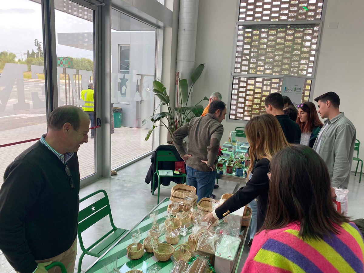 estrellalevante's tweet photo. Os esperamos en el #MercadilloSolidario de #Navidad en nuestra #SaladeCatas ⭐💚🍻 Hasta las 14:30h
Gracias a @Astrapace #FEYCSA @FundacionRonald y @FJAbandonado ✨
#EstrelladeLevante https://t.co/tW6Zr4fY4e