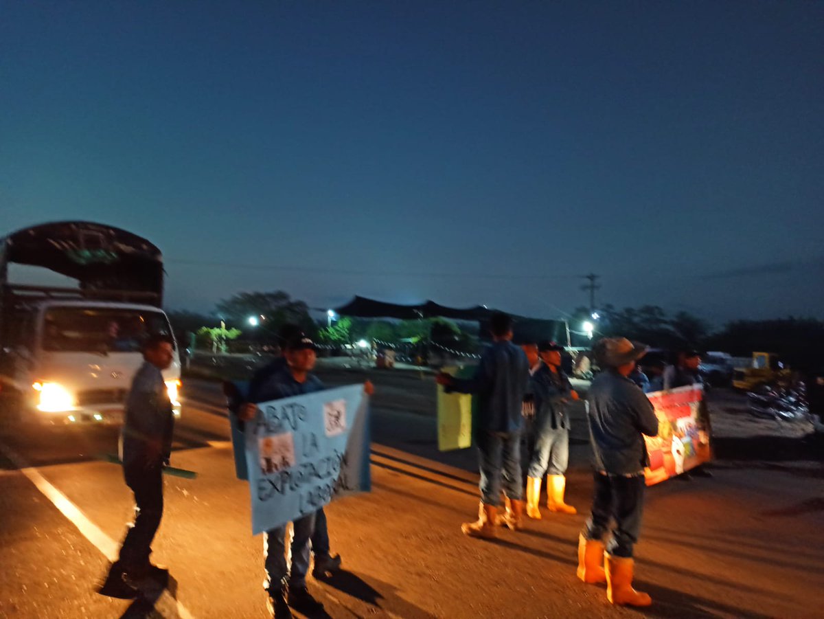 SindicalPalmera's tweet photo. Hoy desde tempranas horas de la mañana @sintrapalmosan_ ha iniciado un bloqueo vial en el lugar conocido como el 15, entre pto wilches y sabana de torres en @Santander . Exigimos cese la violación al derecho a Huelga, Palmosan sigue despidiendo trabajadores! @MintrabajoCol https://t.co/FMDmHKsyR9