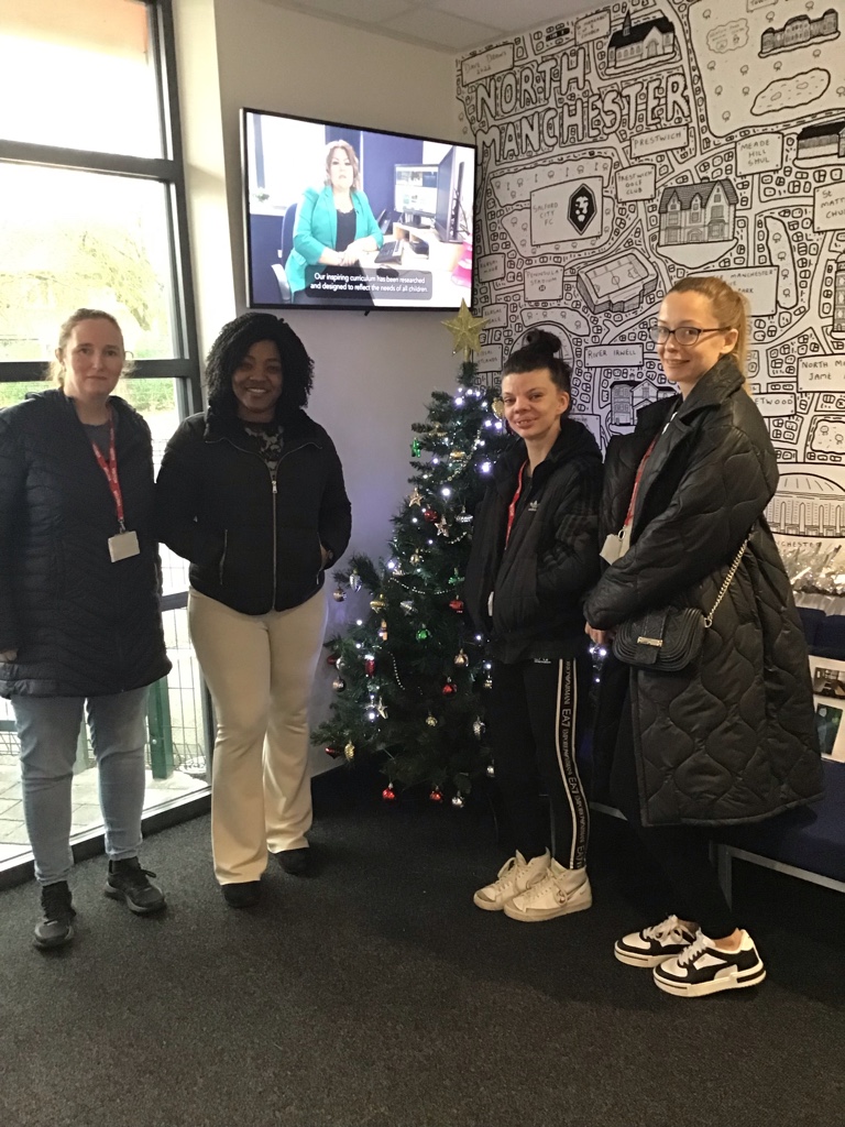 prospecthouse's tweet image. Some of our wonderful Parents/Carers have helped to decorate our Christmas Tree in our reception area this morning as part of the weekly coffee mornings - thanks guys, it looks great!
🎄🎅⭐️
#CreateAndCommunicate #ChristmasTree #festive