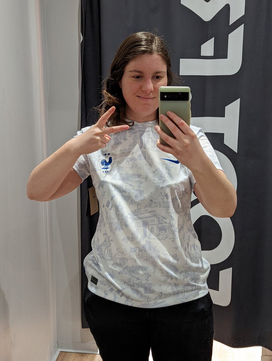 Dectbat's tweet photo. Fière d'afficher sur moi le Vieux Moulin de #Vernon, ma ville natale comme @dembouz. Allez les Bleus ! 🇨🇵 #FFF #EDF #FranceFoot cc @SebLecornu @FOuzilleau https://t.co/se9A2EIo3U