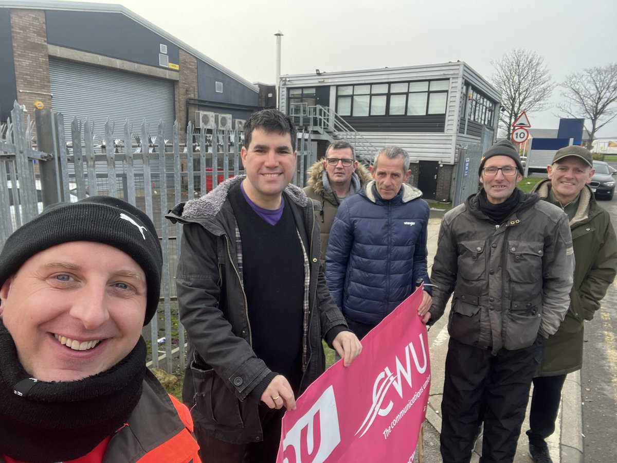 This morning I popped down to Seacroft Delivery Office to catch up with local posties forced to take strike action to defend pay, jobs, terms and conditions. They’re also defending the postal service itself.

They have my full support.

Solidarity with our posties and @cwunews!