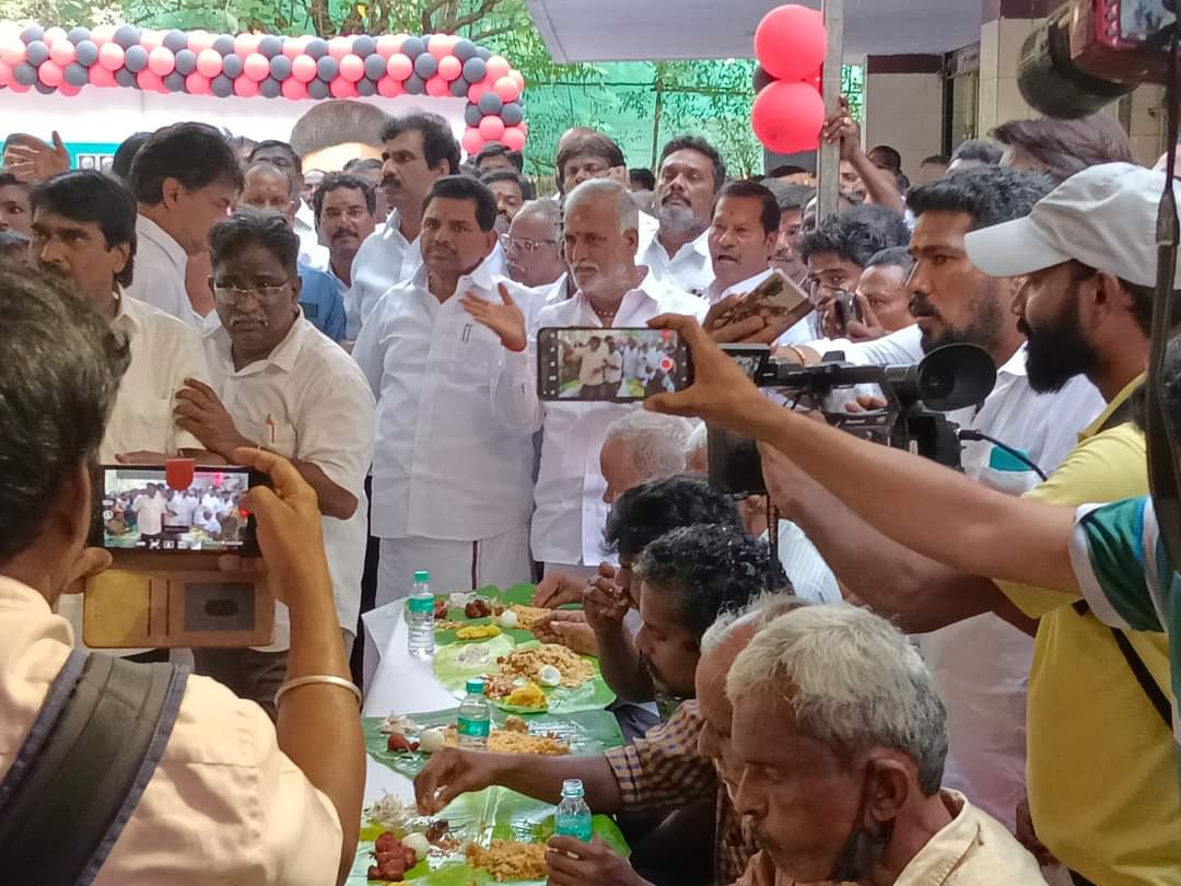 CMageshKumar6's tweet photo. #உதயம்_13 01.12.2022 மதியம் 12 மணி அளவில் நவம்பர் 27 - @dmk_youthwing செயலாளர் அண்ணன் @Udhaystalin அவர்களின் பிறந்தநாள் - மனிதநேய உதயநாள் முன்னிட்டு செ.கி.மா.இளைஞரணி சார்பில் மாவட்ட துணை அமைப்பாளர் ஆர்.எஸ்.சித்திக் அவர்கள் தலைமையில் #சமத்துவ_அறுசுவை_உணவு_விருந்து 1/2 https://t.co/SPtSXTe2q8