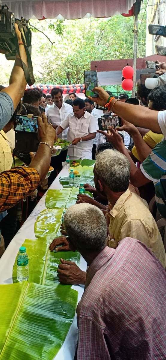 CMageshKumar6's tweet photo. #உதயம்_13 01.12.2022 மதியம் 12 மணி அளவில் நவம்பர் 27 - @dmk_youthwing செயலாளர் அண்ணன் @Udhaystalin அவர்களின் பிறந்தநாள் - மனிதநேய உதயநாள் முன்னிட்டு செ.கி.மா.இளைஞரணி சார்பில் மாவட்ட துணை அமைப்பாளர் ஆர்.எஸ்.சித்திக் அவர்கள் தலைமையில் #சமத்துவ_அறுசுவை_உணவு_விருந்து 1/2 https://t.co/SPtSXTe2q8