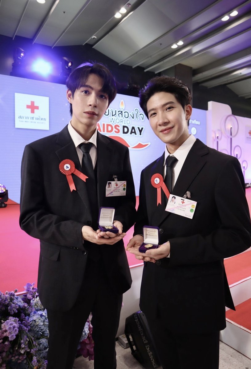 GMMTV's tweet photo. ขอแสดงความยินดีกับ “เฟิร์ส-ข้าวตัง” 
เข้ารับเข็มที่ระลึก ในฐานะเป็นพรีเซนเตอร์ งาน “เทียนส่องใจ” เนื่องในวันเอดส์โลก ครั้งที่ 30 ประจำปี 2565 
ณ ชั้น M1 อาคารรัตนวิทยาพัฒน์ โรงพยาบาลจุฬาลงกรณ์ สภากาชาดไทย
#GMMTV https://t.co/GA2p1OFXOf