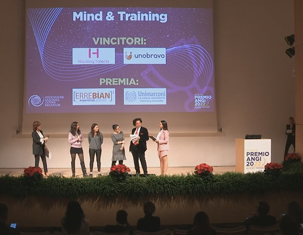 GiovannaDiTroia's tweet photo. Per la categoria MIND &amp; TRAINING premiata 
@hackingtalents, #startup innovativa femminile per trovare talenti e allenare l'#intelligenzaemotiva

Ritirano il premio @ChiccaPasini, Teresa Baldini, Nabila Lorini 

#PremioANGI https://t.co/J4Tr1damy1