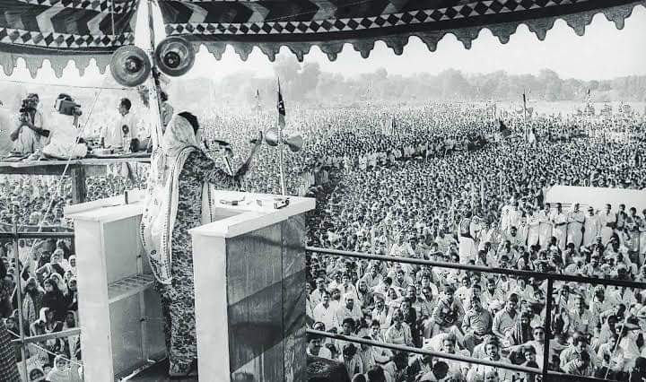 Shaheed Mohtarma Benazir Bhutto arrived at Lahore. Three million people welcomed Daughter of East.