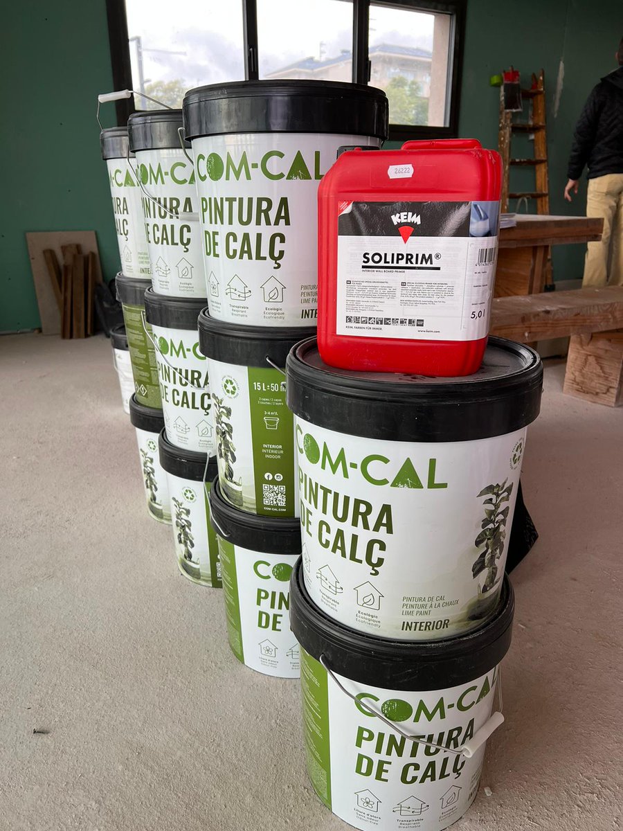 HouseHabitat's tweet photo. Preparando materiales #ecológicos para nuestra #casa #biopasiva en #Sitges 🌎💚😀Pinturas de cal #comcal e imprimación #keim 👌👏
#construcción #casas #casapasiva #BCN https://t.co/HUSPCvpmRQ