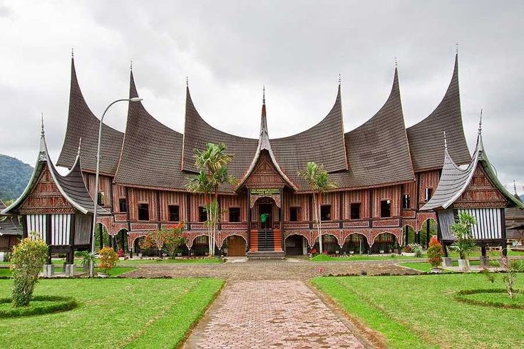 WWarnenaD's tweet photo. Yang terakhir, rumah adat asal Minangkabau yaitu adalah Rumah Gadang. Rumah adat ini dipercaya tahan terhadap gempa. Jadi ketika terjadi gempa, rumah adat ini akan berayun mengikuti ritme seperti halnya kapal yang mengikuti arus ombak. https://t.co/LEOYl5fA0A
