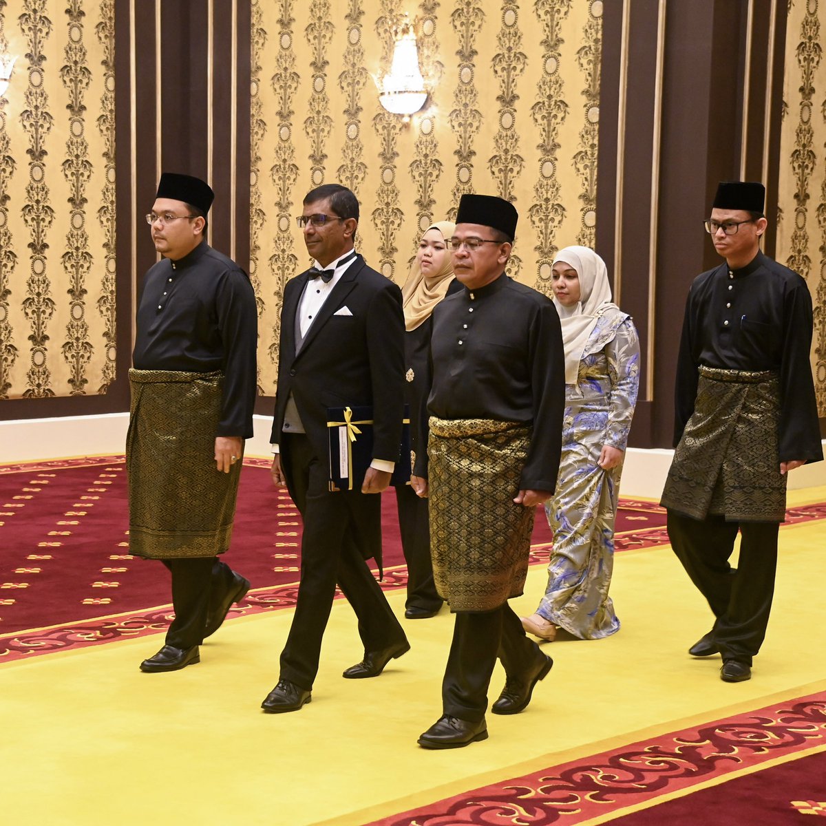 High Commissioner H.E. Ali Hussain Didi presented Credentials to His Majesty Seri Paduka Baginda Yang Di-Pertuan Agong Al-Sultan Abdullah Ri'ayatuddin Al-Mustafa Billah Shah in a ceremony held at the palace, Istana Negara. <a href="/MoFAmv/">Ministry of Foreign Affairs 🇲🇻</a>