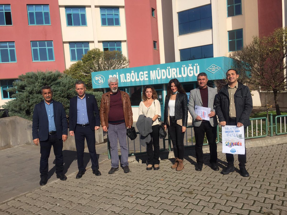 ESM_GM's tweet photo. KESK MYK üyesi Varol ÖZTORUN , ESM MYK Üyemiz ve Diyarbakır Şube Yürütme Kurulu ile iş kolumuza bağlı kurumlarımızda emekçi arkadaşlarımızla bir araya geldik.
Halktan, emekten yana bütçe istiyoruz.
Geçinemiyoruz!
Seçim bütçesi değil;#GeçimBütçesi istiyoruz!
#17AralıkAnkaraMitingi https://t.co/Z2ZvCiAU7r