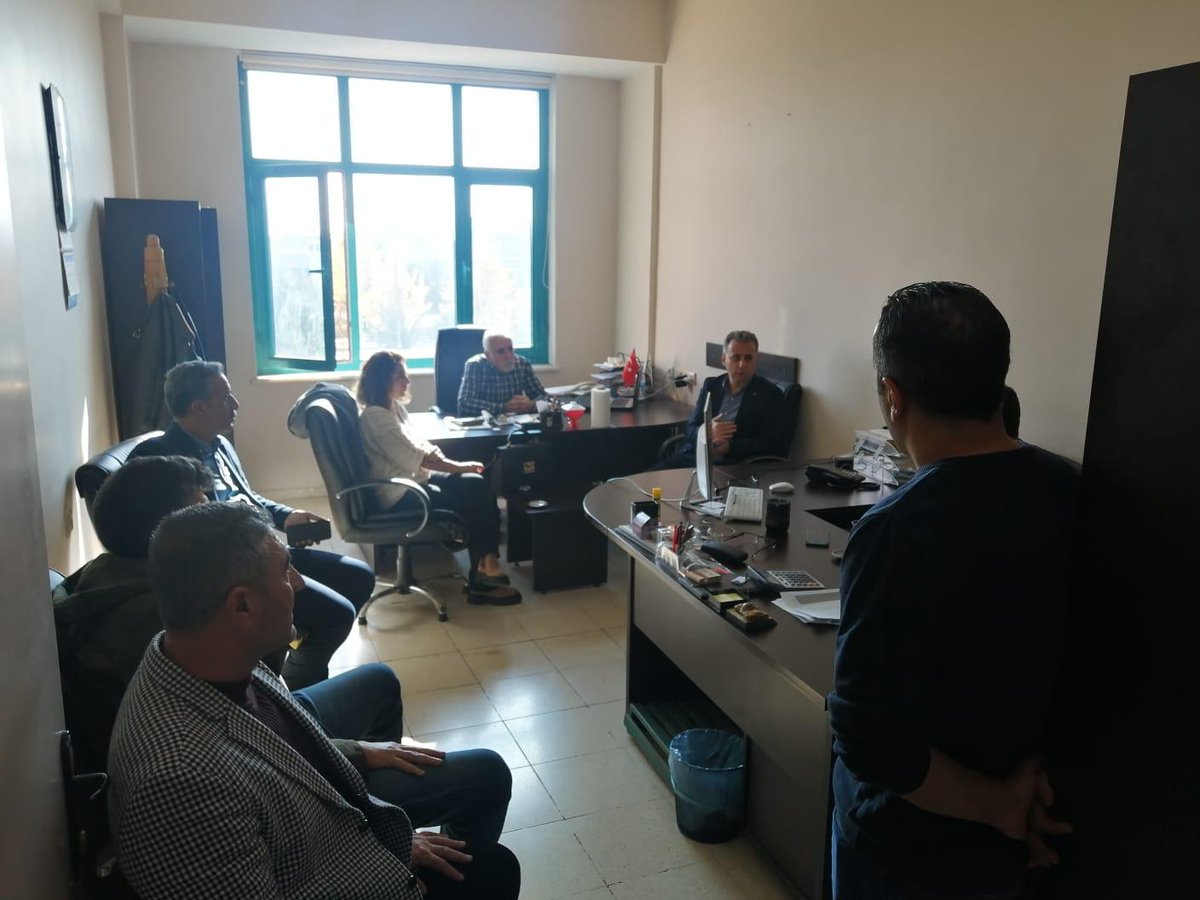ESM_GM's tweet photo. KESK MYK üyesi Varol ÖZTORUN , ESM MYK Üyemiz ve Diyarbakır Şube Yürütme Kurulu ile iş kolumuza bağlı kurumlarımızda emekçi arkadaşlarımızla bir araya geldik.
Halktan, emekten yana bütçe istiyoruz.
Geçinemiyoruz!
Seçim bütçesi değil;#GeçimBütçesi istiyoruz!
#17AralıkAnkaraMitingi https://t.co/Z2ZvCiAU7r