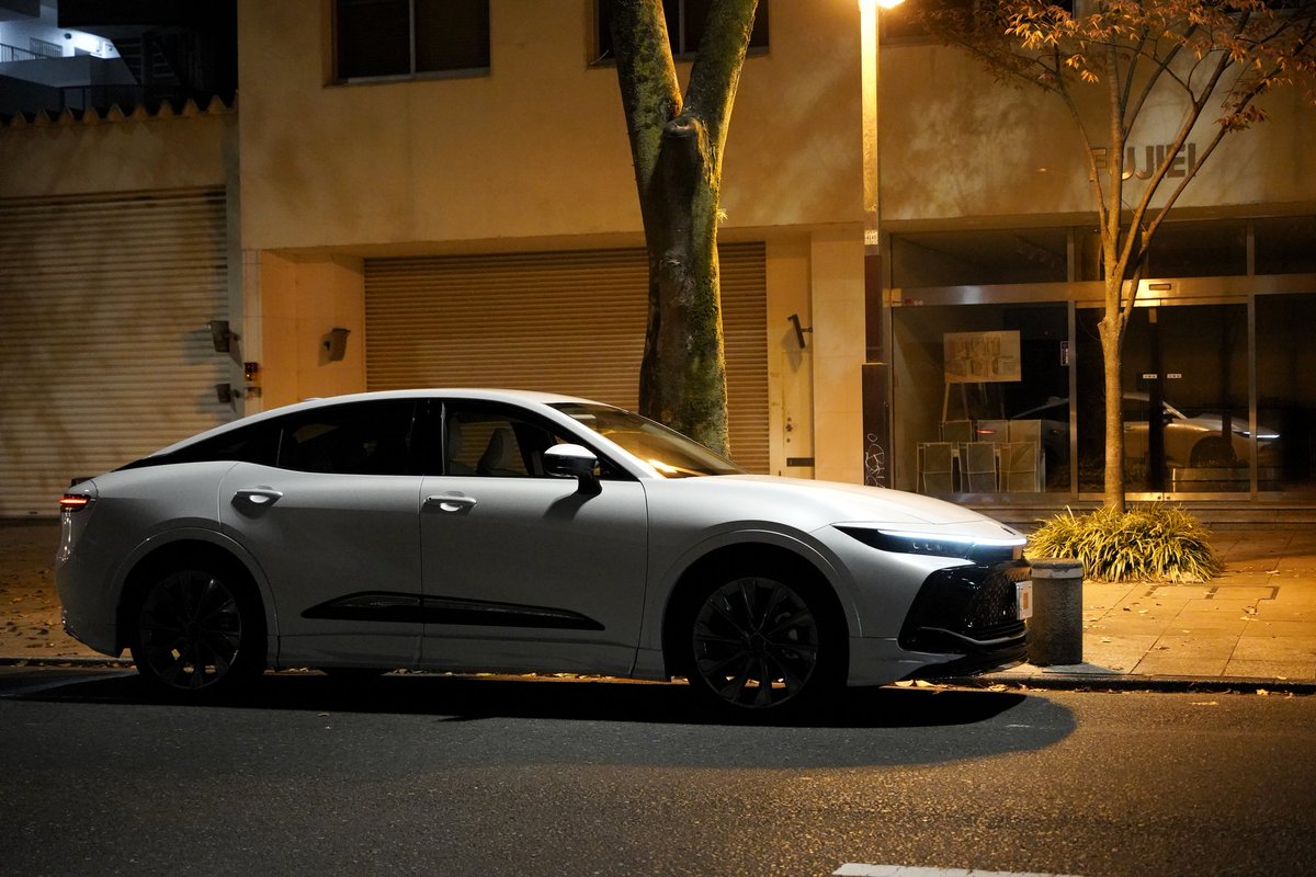 １６代目新型クラウンの見た目がカタログと違う 実物見てみるとシルエットが美しい かっこいい 撮り方がうまい Togetter