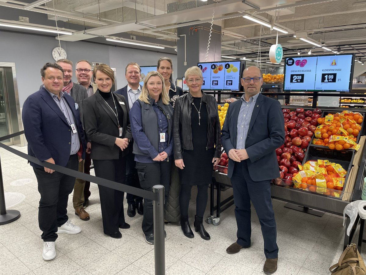 AnttiHeikkinen's tweet photo. S-Market Wiklund Herkku on nyt täysin uudistettuna auki. Iso kiitos tiimille hienosta työstä ja tervetuloa tutustumaan! Samalla juhlittiin Wiklundin 2-vaiheen valmistumista,seuraava kehitysvaihe jo silmäkulmassa. Elinvoimainen ydinkeskusta on kaikkien etu #wiklund #wikke #turku https://t.co/7qJNlXjlxz