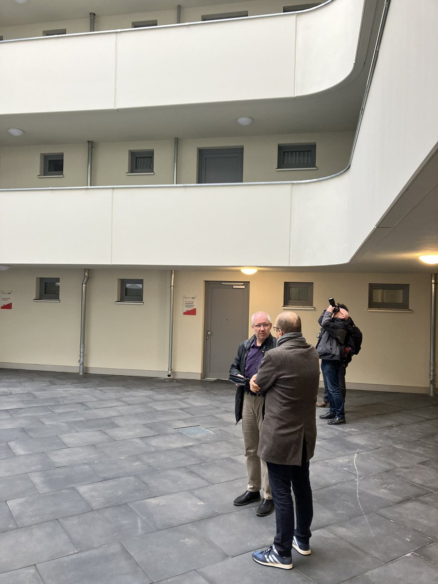 Vonovia_VorOrt's tweet photo. Heute vor Ort im Quartier Seidnitzer Straße in Dresden. Regionalleiter Alexander Wuttke @Vonovia_SE und Neubau-Projektleiter Lars Bendixen @BuwogDE zum Abschluss vom Nachverdichtungsprojekt. Architekt Jens Heinrich Zander erklärts dem @MDR_SN https://t.co/81ZHEbVUqp
