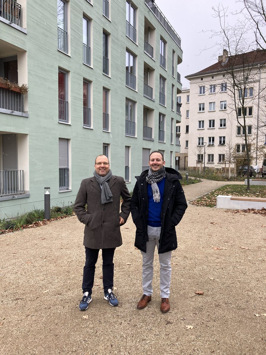 Vonovia_VorOrt's tweet photo. Heute vor Ort im Quartier Seidnitzer Straße in Dresden. Regionalleiter Alexander Wuttke @Vonovia_SE und Neubau-Projektleiter Lars Bendixen @BuwogDE zum Abschluss vom Nachverdichtungsprojekt. Architekt Jens Heinrich Zander erklärts dem @MDR_SN https://t.co/81ZHEbVUqp