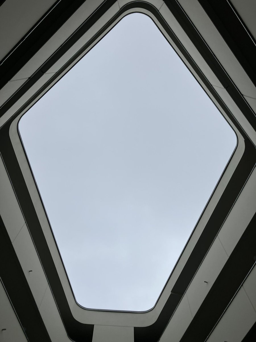 Vonovia_VorOrt's tweet photo. Heute vor Ort im Quartier Seidnitzer Straße in Dresden. Regionalleiter Alexander Wuttke @Vonovia_SE und Neubau-Projektleiter Lars Bendixen @BuwogDE zum Abschluss vom Nachverdichtungsprojekt. Architekt Jens Heinrich Zander erklärts dem @MDR_SN https://t.co/81ZHEbVUqp