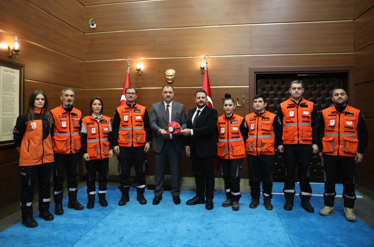 Valimiz Sayın Çetin Oktay Kaldırım, Afet Gönüllüleri Derneği Başkan Yardımcısı Ali Samet Özkurt ve yönetim kurulu üyelerini makamında kabul ederek derneğin faaliyetleri hakkında bilgi aldı.

▪<a href="/valicetinoktay/">Çetin Oktay Kaldırım</a>