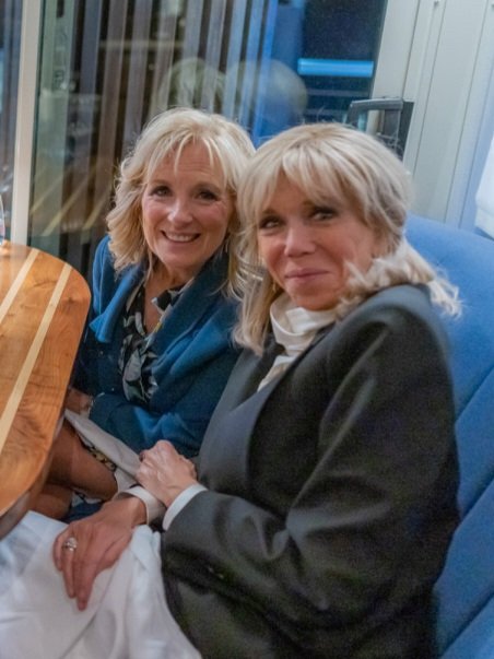 Gilles_Pignon's tweet photo. Actuellement en rendez-vous Tinder au Courtepaille de Guipavas avec Jocelyne et Guylaine, coiffeuses au Franck Provost de Brest. Je me laisse jusqu'à la mousse au chocolat pour faire mon choix. https://t.co/Yh9AUtbH80