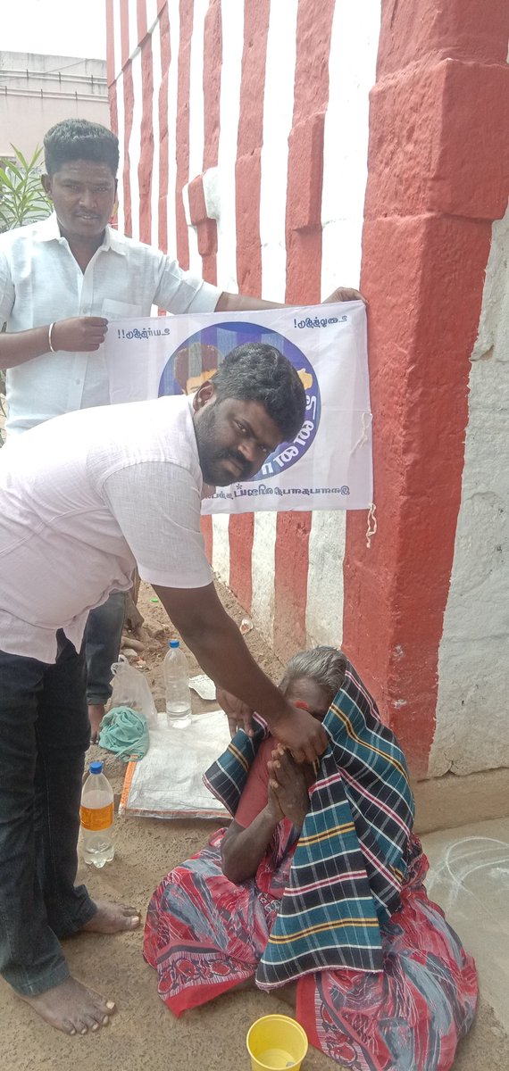 GopalKr28's tweet photo. தளபதி @actorvijay அவர்களின் உத்தரவுப்படி

அன்பு அண்ணன் @BussyAnand  அறிவுறுத்தலின்படி

திண்டுக்கல் (மே) மாவட்ட தலைவர் 
L.தர்மா தலைமையில்

இன்று திண்டுக்கல் (மே) மாவட்ட தொண்டரணி தலைமை சார்பாக

சாலையோரம் வசிக்கும் மக்களுக்கு போர்வை வழங்கப்பட்டது
#Varisu @TVMIoffl @TVMIdindigul https://t.co/mdSsD5I79P