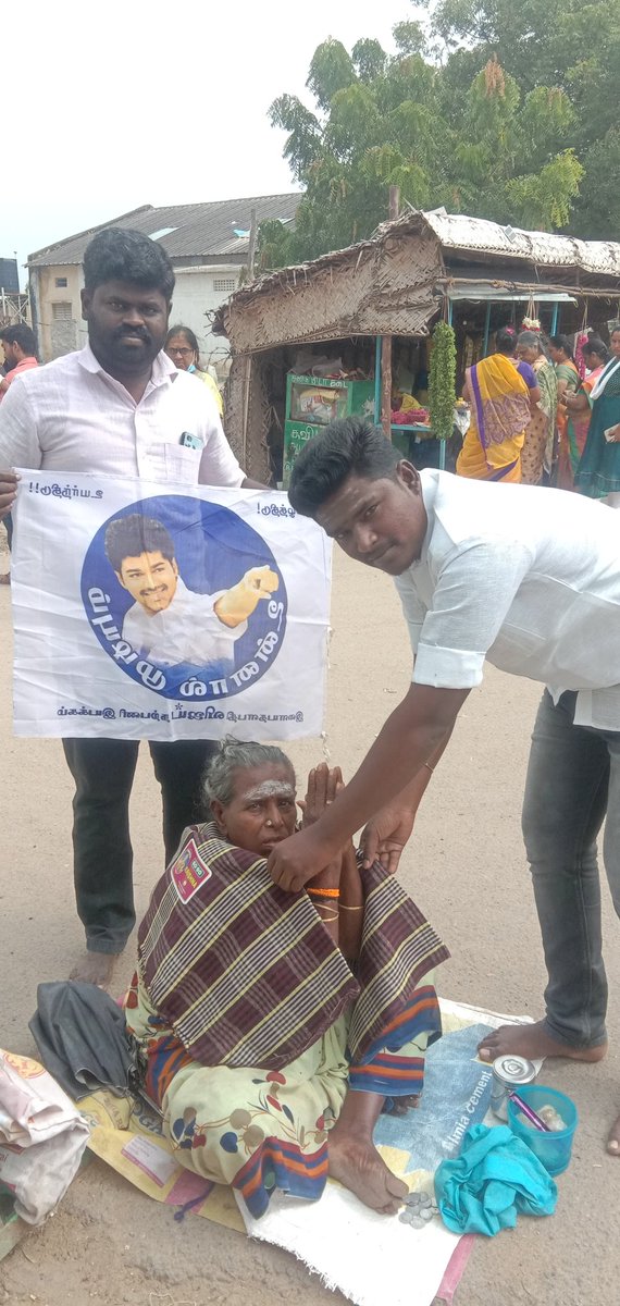 GopalKr28's tweet photo. தளபதி @actorvijay அவர்களின் உத்தரவுப்படி

அன்பு அண்ணன் @BussyAnand  அறிவுறுத்தலின்படி

திண்டுக்கல் (மே) மாவட்ட தலைவர் 
L.தர்மா தலைமையில்

இன்று திண்டுக்கல் (மே) மாவட்ட தொண்டரணி தலைமை சார்பாக

சாலையோரம் வசிக்கும் மக்களுக்கு போர்வை வழங்கப்பட்டது
#Varisu @TVMIoffl @TVMIdindigul https://t.co/mdSsD5I79P