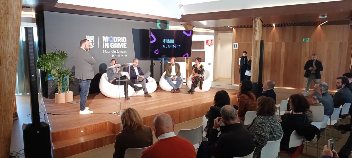 MadridinGame's tweet photo. 🗣¡PRIMERA MESA REDONDA!

📢En escenario se encuentran Pedro González (@GGameFestival y #Secivi), Miguel Ángel Moreno (@videojuegosAEVI ) y @ICEX_ 

#MadridinGameSummit22 https://t.co/u6xkZI6IQY