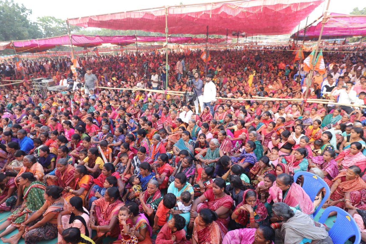 dpradhanbjp's tweet photo. ପଦ୍ମପୁର ବ୍ଲକର ବିଶିପାଲି ଠାରେ ଆୟୋଜିତ ଜନସଭାରେ ଯୋଗଦେଇ ଆମ ଦଳର ପ୍ରାର୍ଥୀ @PradipPurohit_ ଙ୍କୁ ପଦ୍ମ ଫୁଲରେ ଭୋଟ ଦେଇ ତାଙ୍କୁ ବିଜୟୀ କରିବା ପାଇଁ ଉପସ୍ଥିତ ମାତୃଶକ୍ତି, ଗୁରୁଜନ ଏବଂ ଭାଇ ବନ୍ଧୁ ମାନଙ୍କୁ ନିବେଦନ କଲି । 
#Vote4BJP https://t.co/QRHhXMmBxt