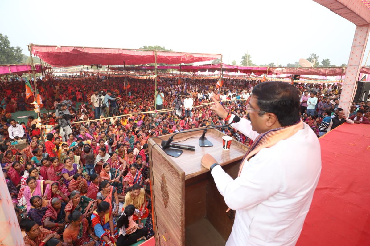 dpradhanbjp's tweet photo. ବରଗଡ଼ ଓ ପଦ୍ମପୁର ଅଞ୍ଚଳର ସଂଗ୍ରାମୀମାନେ ବିଟ୍ରିଶଙ୍କୁ ଖାତିର୍ କରିନଥିଲେ । ଦୀର୍ଘ ୨୨ ବର୍ଷ ଶାସନରେ ଯେଉଁମାନେ ପଦ୍ମପୁରବାସୀଙ୍କୁ ହତାଦର କଲେ, ସେମାନେ ଆଜି ମିଛ ସୁଆଙ୍ଗ ରଚୁଛନ୍ତି । ପଦ୍ମପୁରବାସୀଙ୍କ ମନରେ ଅନେକ ଆଶା ଆକାଂକ୍ଷା ଓ ଶାସକ ଦଳ ଉପରେ ଆକ୍ରୋଶ ଅଛି । ପଦ୍ମପୁରର ବିକାଶ ପାଇଁ ମୋଦି ସରକାର ପ୍ରତିଶ୍ରୁତିବଦ୍ଧ । https://t.co/zCYYWqY7On