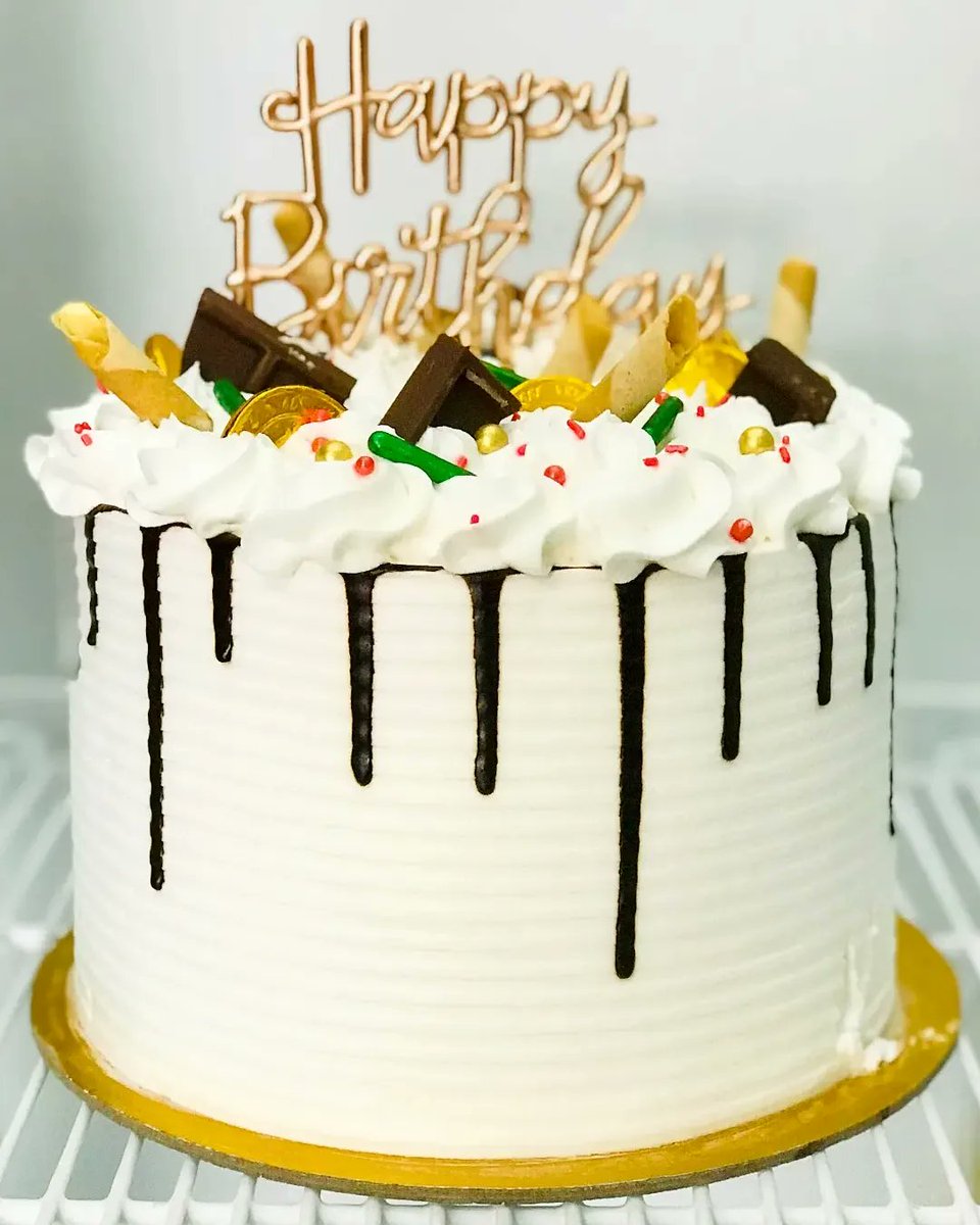 Yours truly @klassic_bites 😍😋 
#linkup for all your yummy treats on 0555077589 .

#birthday #newpost #cake #pastrychef #cakedecorating #tbt #cakes #ghanacakes #chocolatedrip #hocakes #cakesinho #bakersinho #celebration🎂 #happybirthday #birthdaycake #details #vanillacake