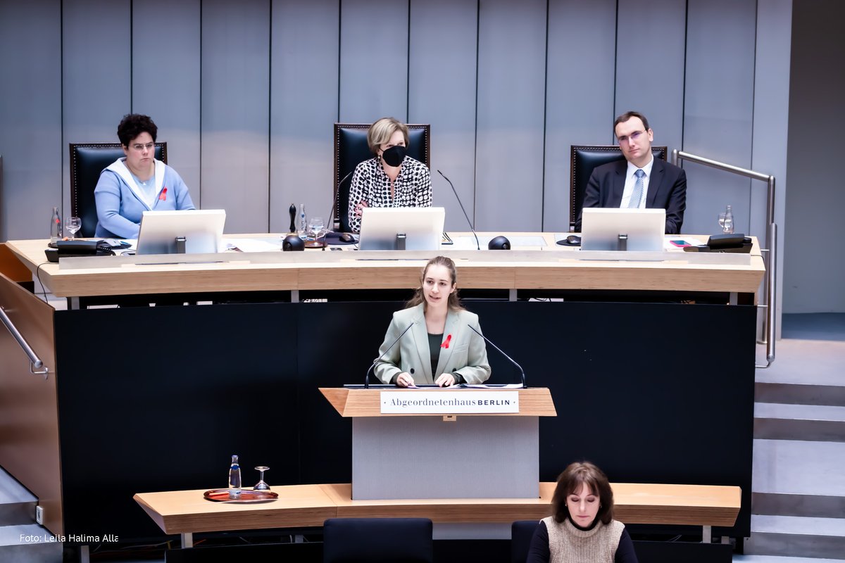 "Die Wahl ist nicht immer einfach, aber Hauptsache du hast sie!
1,3 Mio Berliner*innen haben sie nicht - denn sie dürfen nicht mitwählen. Das ist ein Drittel der Stadt."

@KlaraSche zur Volksinitiative #DemokratieFürAlle.

Deshalb: Wählen ab 16 &amp; für Menschen ohne deutschen Pass!