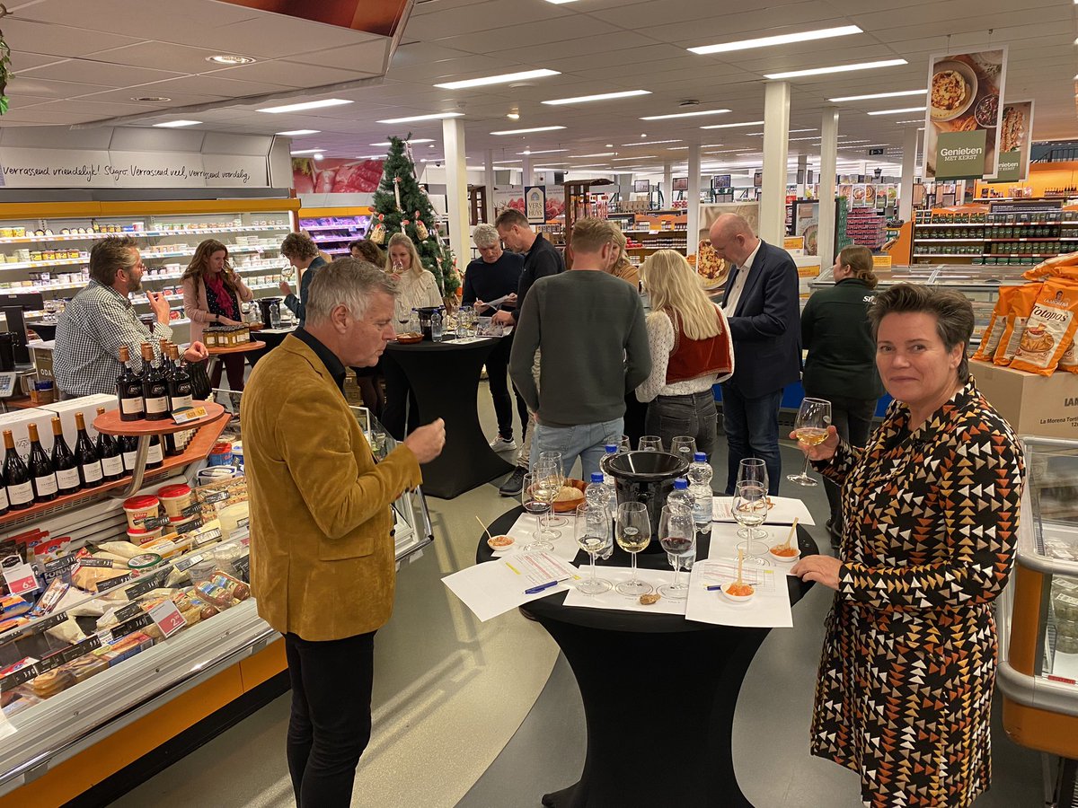 Gisteren een heerlijke wijnproeverij gehad met de businessclub van <a href="/Donar_Official/">Donar</a> bij de <a href="/sligro/">Sligro</a> in Groningen. Bij alle wijnen heerlijke hapjes en na afloop nog een fantastisch buffet. En ja, ook maar even wat doosjes wijn ingeslagen voor de decembermaand. 
#donar #sligro #wijn