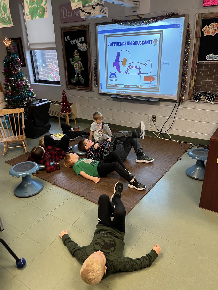 BCEMorrisEFI's tweet image. On apprend en bougeant. ❤️#learningthroughmovement #letters#sounds ⁦@beachycoveelem⁩