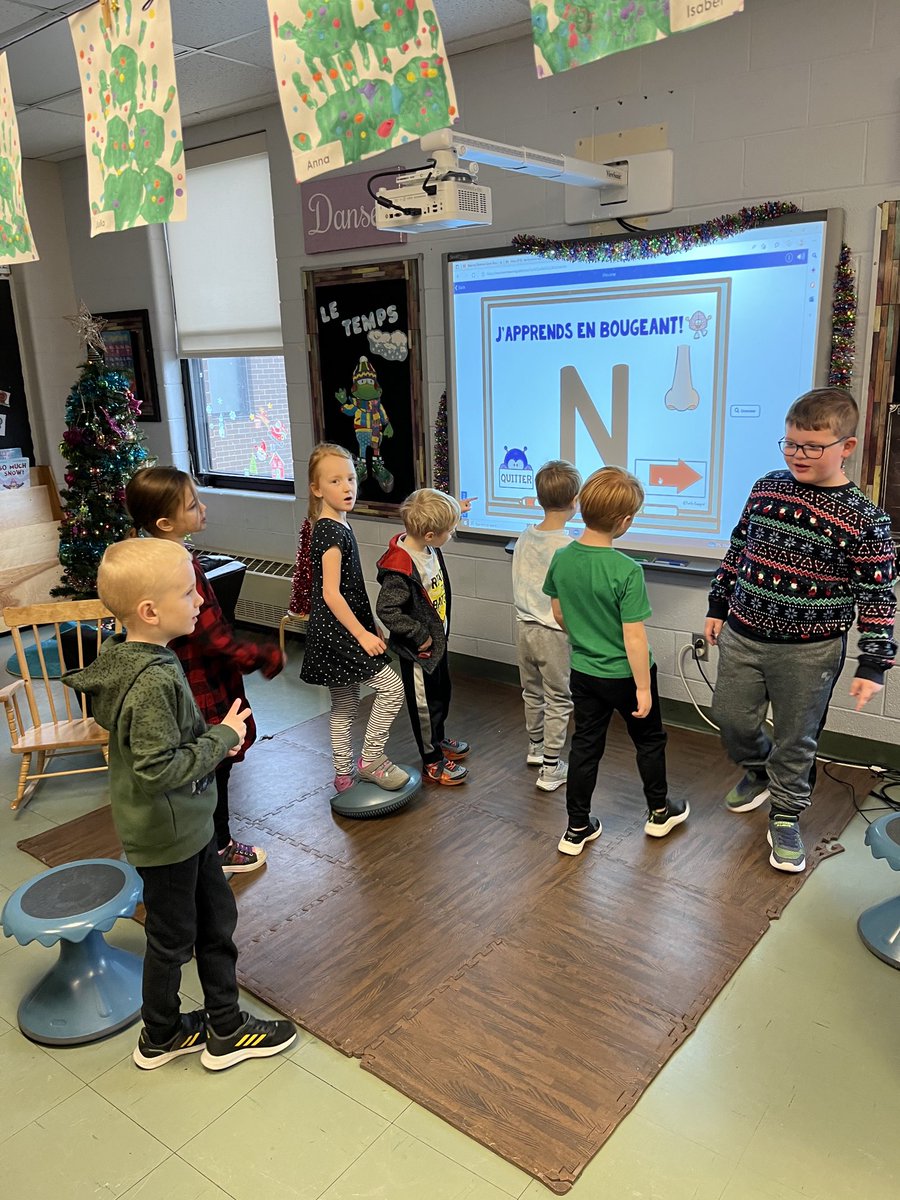 BCEMorrisEFI's tweet image. On apprend en bougeant. ❤️#learningthroughmovement #letters#sounds ⁦@beachycoveelem⁩