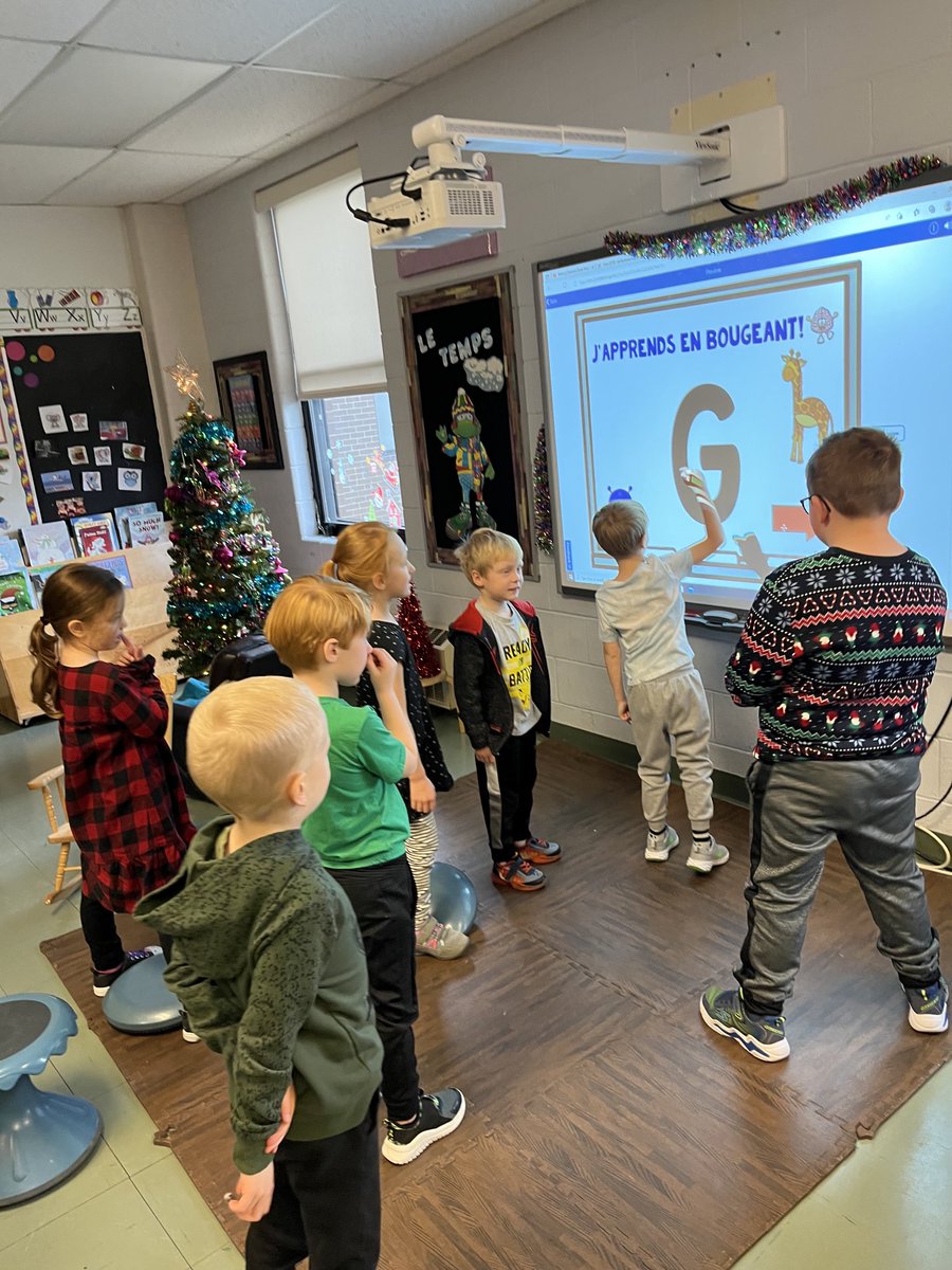 BCEMorrisEFI's tweet image. On apprend en bougeant. ❤️#learningthroughmovement #letters#sounds ⁦@beachycoveelem⁩